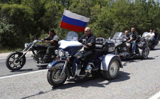 Год назад в Севастополе Путин гонял без шлема