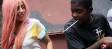 Леди Гага погоняла мяч с детьми из бедных кварталов Рио