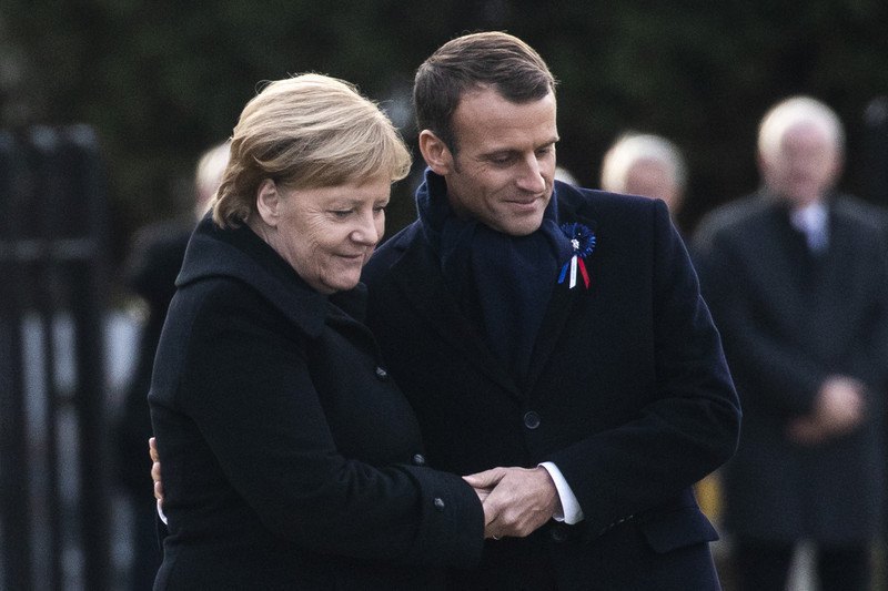 Меркель посчитали женой президента Франции. «Это вы, госпожа Макрон!»