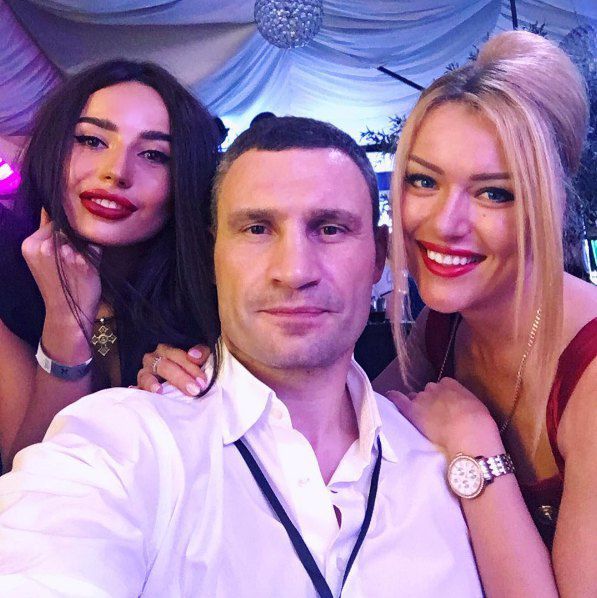Виталий Кличко селфится на вечеринке во львовском клубе
